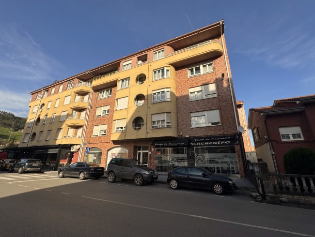 Piso en venta en Los Corrales de Buelna con 3 habitaciones, 1 baños y 109 m2 por 147.000 €