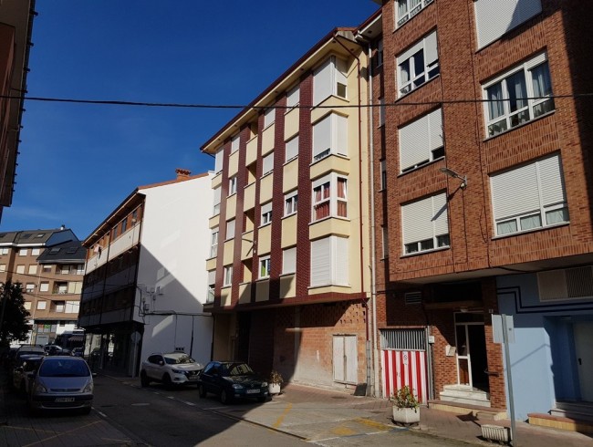 Piso en venta en Los Corrales de Buelna con 3 habitaciones, 2 baños y 101 m2 por 110.000 €